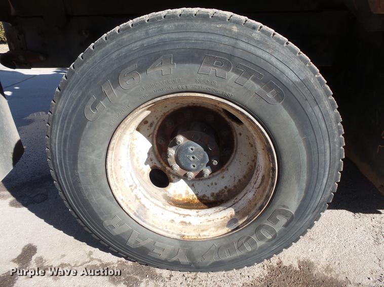 image for item DV9602 2001 International 2554 vacuum truck