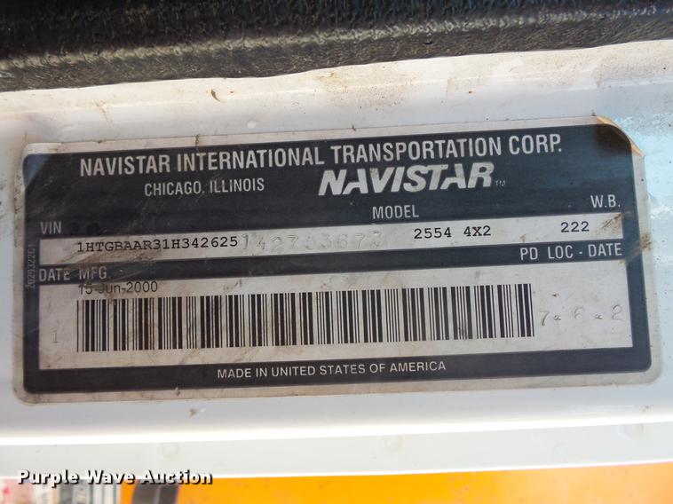 image for item DV9602 2001 International 2554 vacuum truck