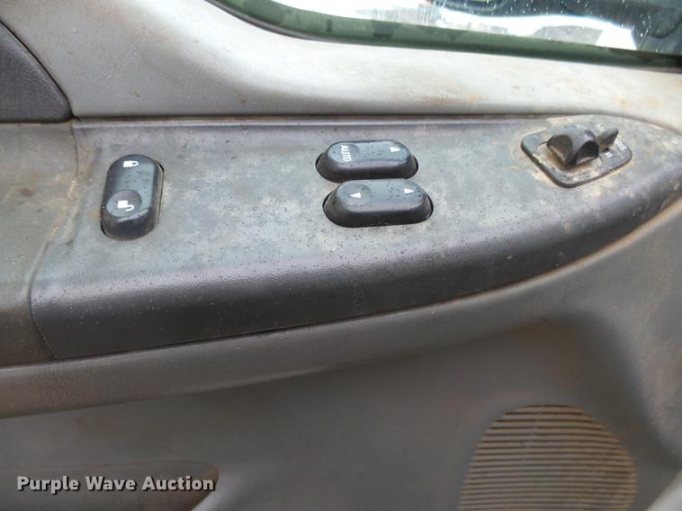 image for item DX9063 2004 Ford F550 truck cab and chassis