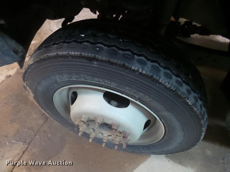 image for item DX9063 2004 Ford F550 truck cab and chassis