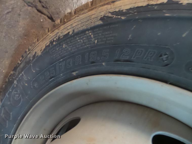 image for item DX9063 2004 Ford F550 truck cab and chassis