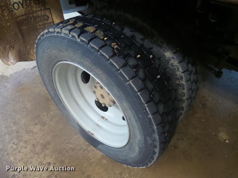 image for item DX9063 2004 Ford F550 truck cab and chassis