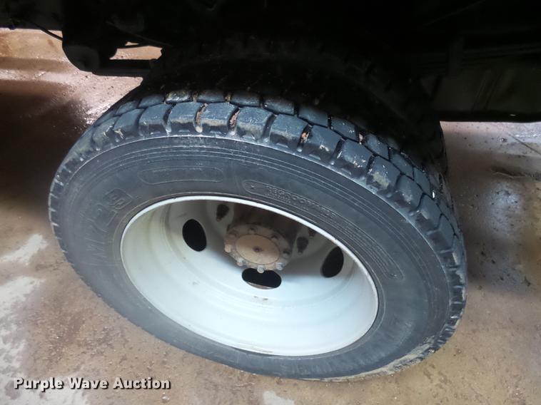 image for item DX9063 2004 Ford F550 truck cab and chassis