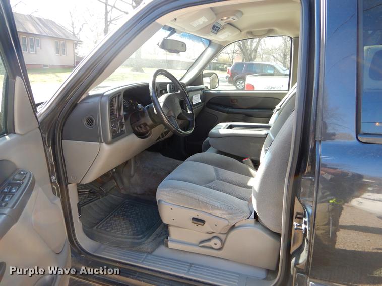 image for item EJ9988 2003 Chevrolet Suburban 1500 SUV