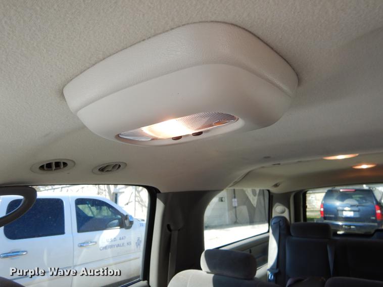 image for item EJ9988 2003 Chevrolet Suburban 1500 SUV