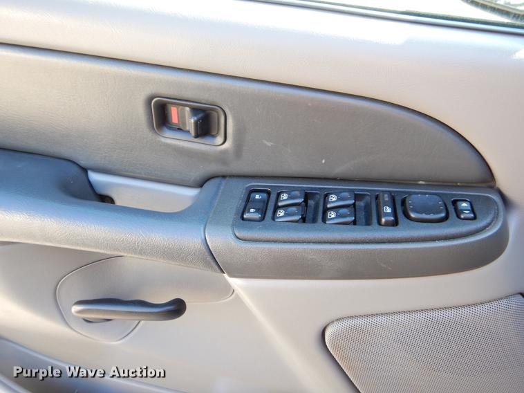 image for item EJ9988 2003 Chevrolet Suburban 1500 SUV