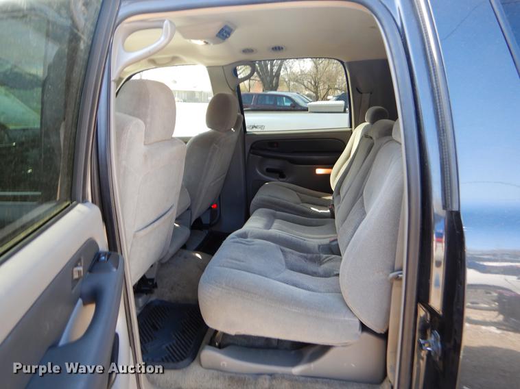 image for item EJ9988 2003 Chevrolet Suburban 1500 SUV