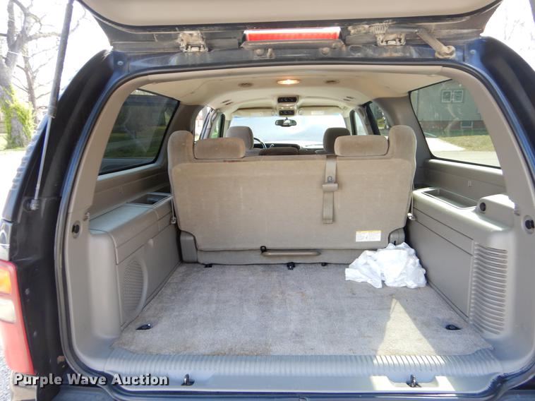 image for item EJ9988 2003 Chevrolet Suburban 1500 SUV