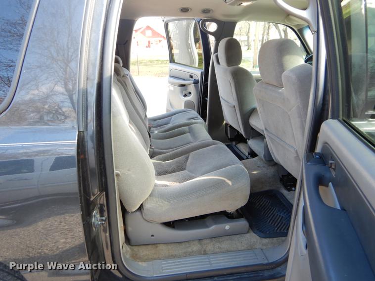 image for item EJ9988 2003 Chevrolet Suburban 1500 SUV