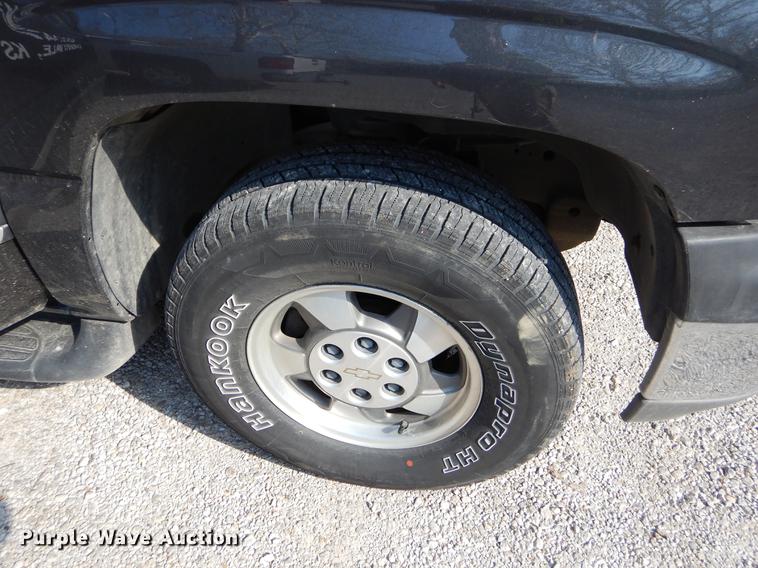 image for item EJ9988 2003 Chevrolet Suburban 1500 SUV