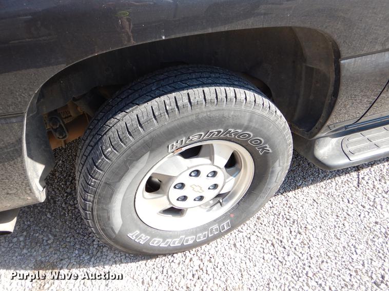 image for item EJ9988 2003 Chevrolet Suburban 1500 SUV