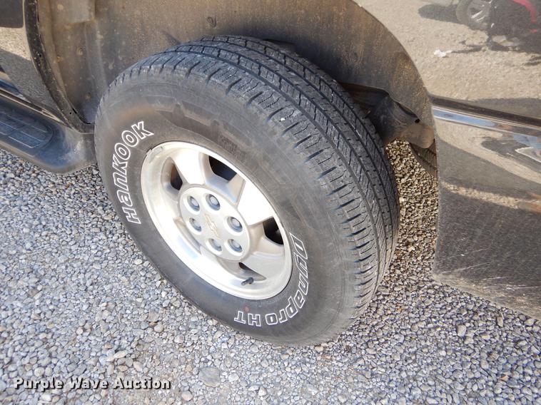 image for item EJ9988 2003 Chevrolet Suburban 1500 SUV