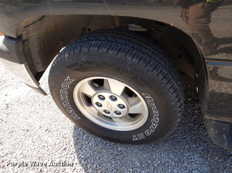 image for item EJ9988 2003 Chevrolet Suburban 1500 SUV
