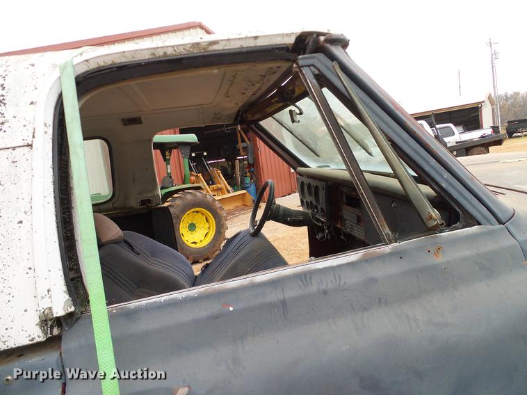 image for item AO9363 1972 GMC Jimmy pickup truck