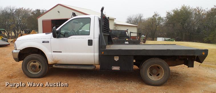 image for item AO9372 2000 Ford F350 Super Duty flatbed pickup truck