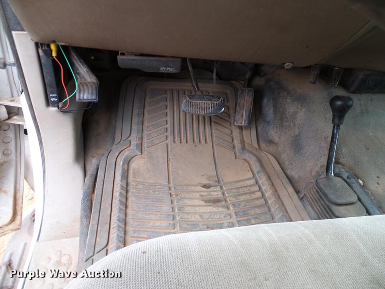 image for item AO9372 2000 Ford F350 Super Duty flatbed pickup truck