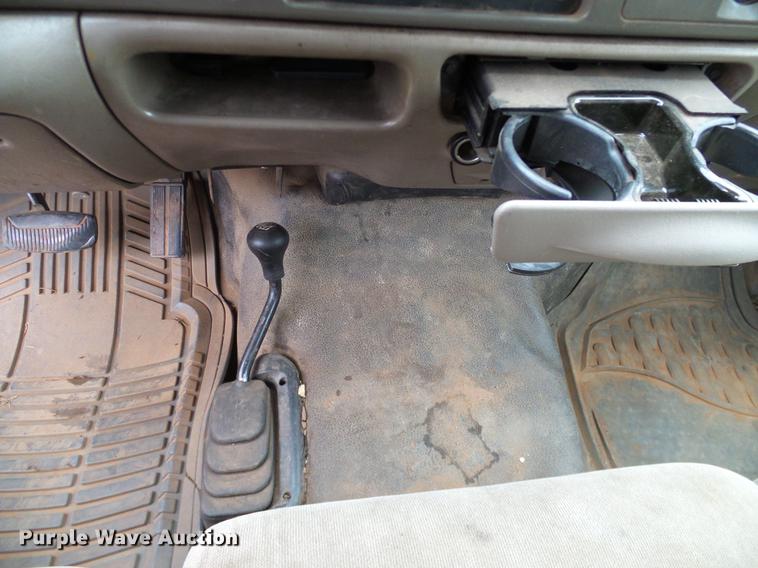 image for item AO9372 2000 Ford F350 Super Duty flatbed pickup truck