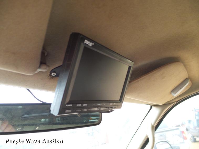 image for item AO9372 2000 Ford F350 Super Duty flatbed pickup truck