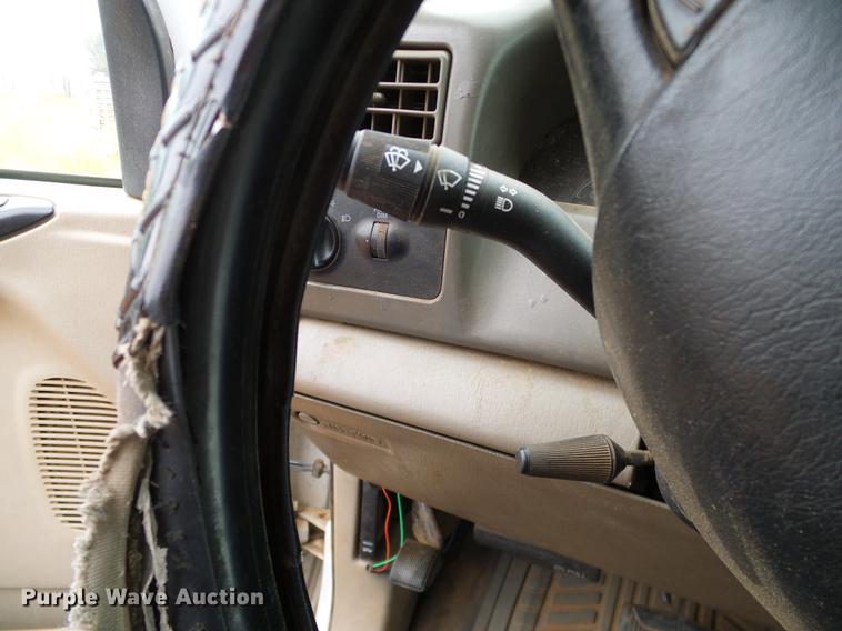 image for item AO9372 2000 Ford F350 Super Duty flatbed pickup truck