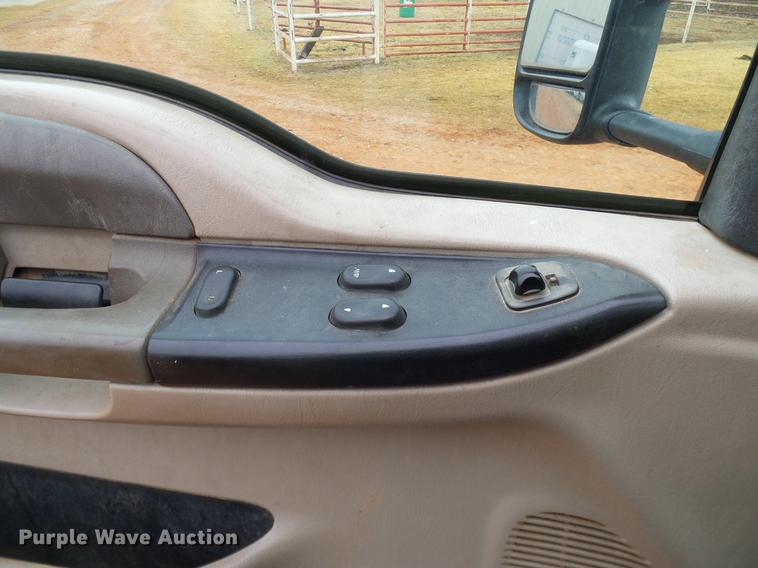 image for item AO9372 2000 Ford F350 Super Duty flatbed pickup truck