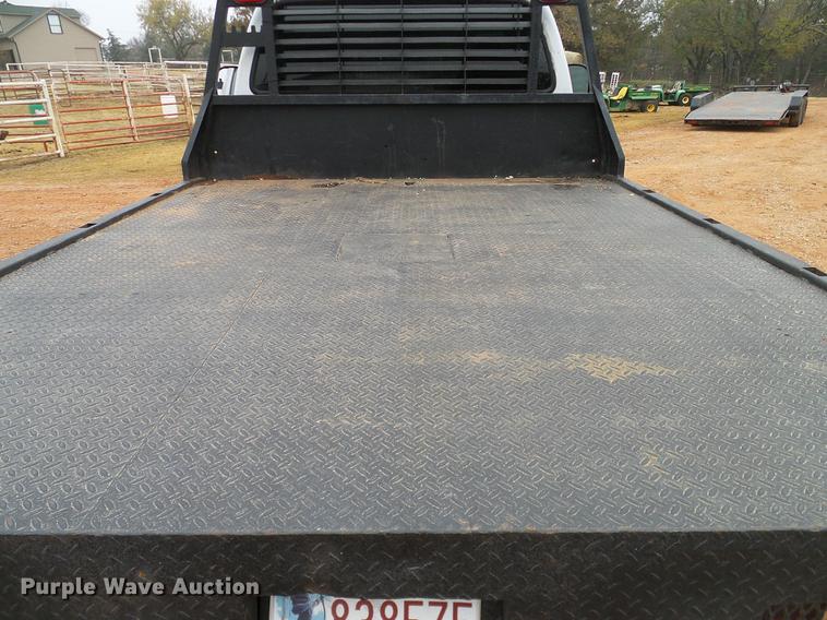 image for item AO9372 2000 Ford F350 Super Duty flatbed pickup truck