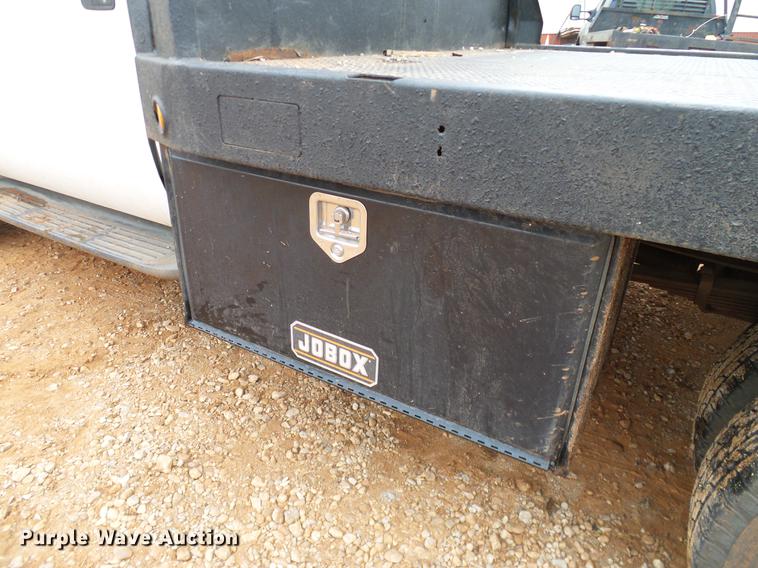 image for item AO9372 2000 Ford F350 Super Duty flatbed pickup truck