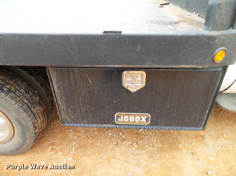 image for item AO9372 2000 Ford F350 Super Duty flatbed pickup truck