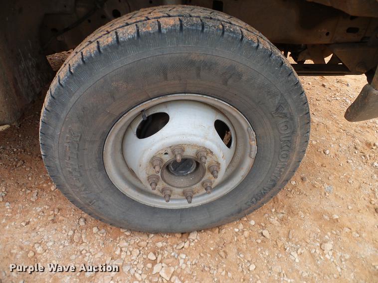 image for item AO9372 2000 Ford F350 Super Duty flatbed pickup truck