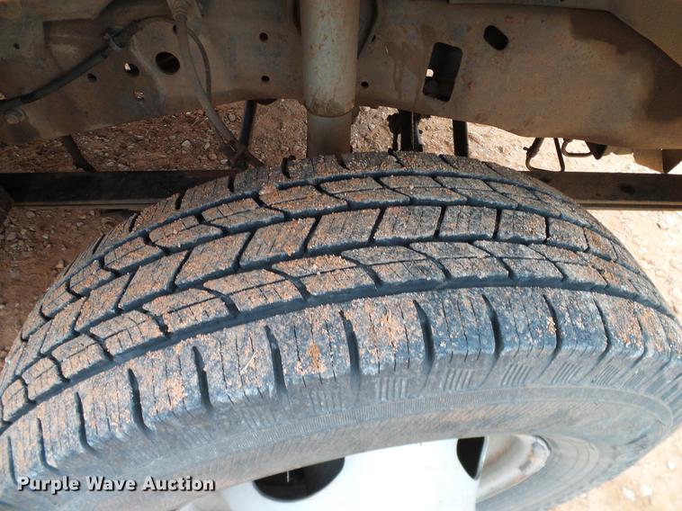 image for item AO9372 2000 Ford F350 Super Duty flatbed pickup truck