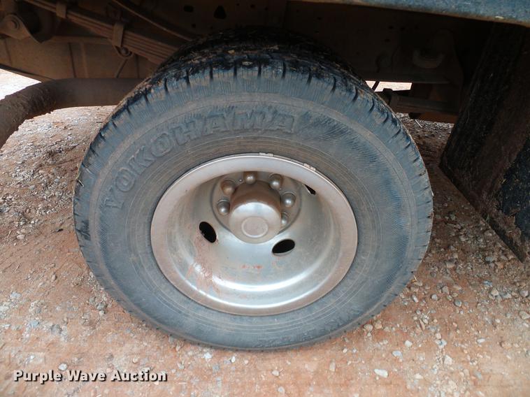 image for item AO9372 2000 Ford F350 Super Duty flatbed pickup truck