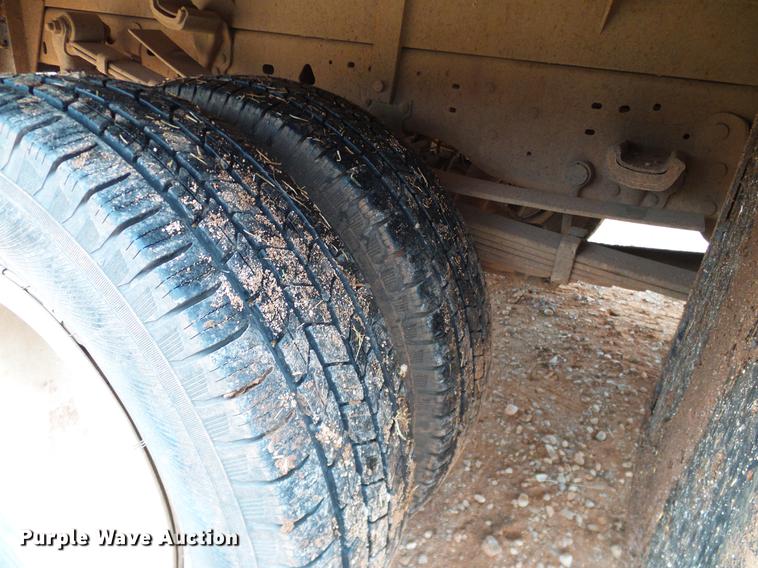 image for item AO9372 2000 Ford F350 Super Duty flatbed pickup truck