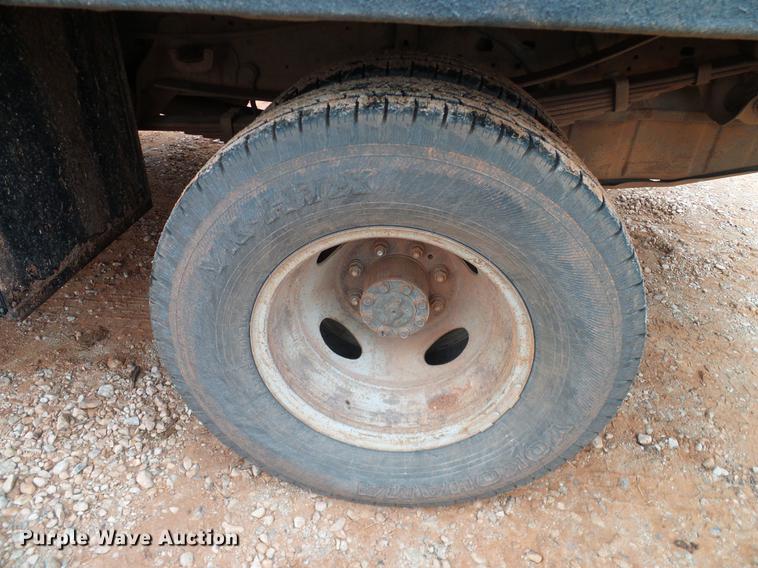 image for item AO9372 2000 Ford F350 Super Duty flatbed pickup truck