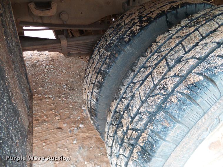 image for item AO9372 2000 Ford F350 Super Duty flatbed pickup truck