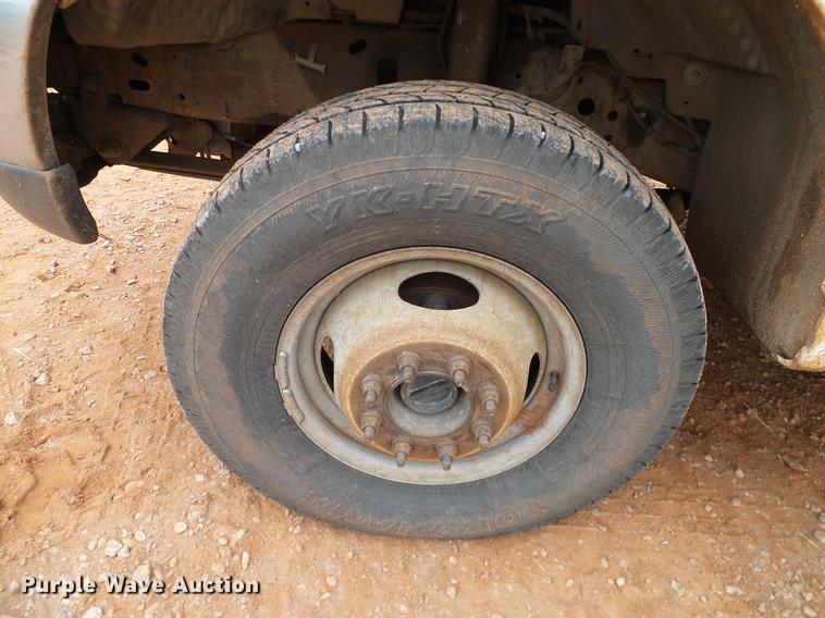 image for item AO9372 2000 Ford F350 Super Duty flatbed pickup truck