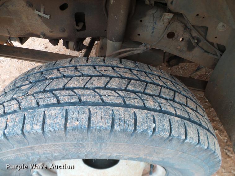 image for item AO9372 2000 Ford F350 Super Duty flatbed pickup truck