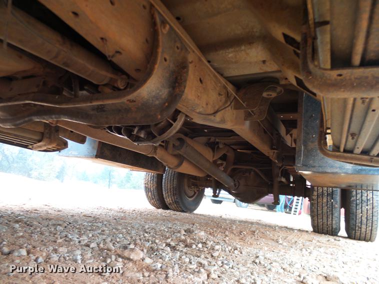 image for item AO9372 2000 Ford F350 Super Duty flatbed pickup truck