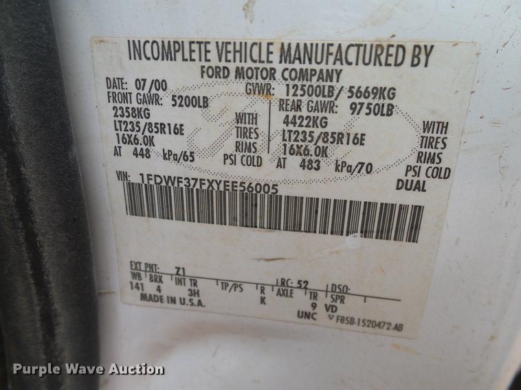 image for item AO9372 2000 Ford F350 Super Duty flatbed pickup truck