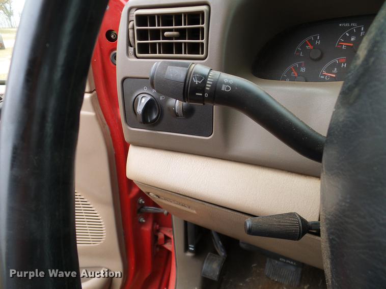 image for item AO9378 1999 Ford F350 Super Duty SuperCab flatbed pickup truck