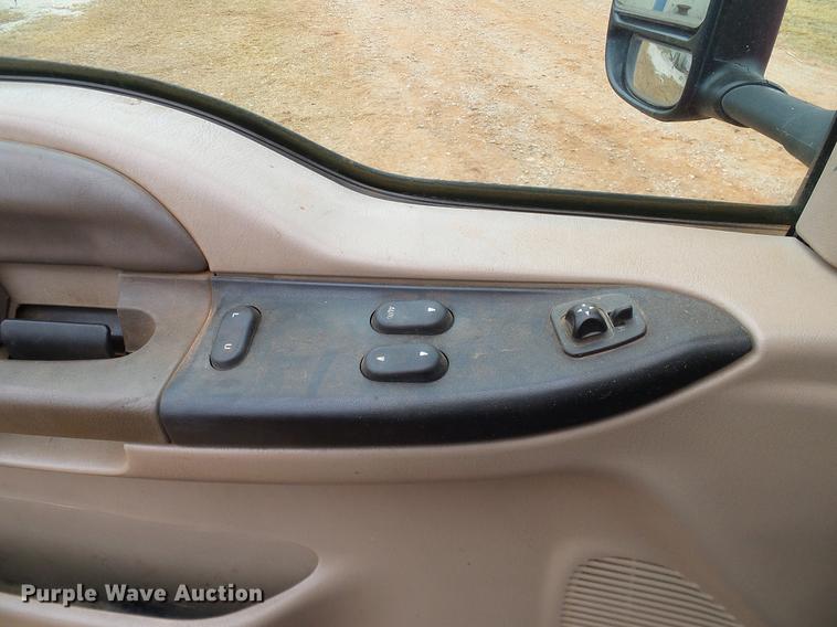 image for item AO9378 1999 Ford F350 Super Duty SuperCab flatbed pickup truck