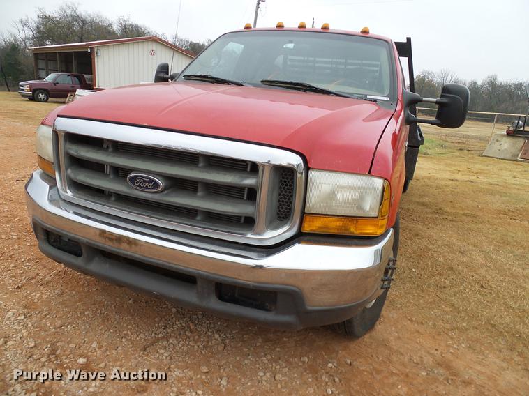 image for item AO9378 1999 Ford F350 Super Duty SuperCab flatbed pickup truck