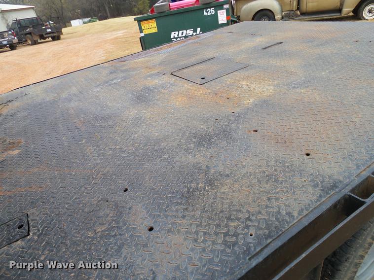 image for item AO9378 1999 Ford F350 Super Duty SuperCab flatbed pickup truck