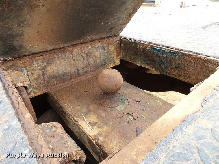 image for item AO9378 1999 Ford F350 Super Duty SuperCab flatbed pickup truck