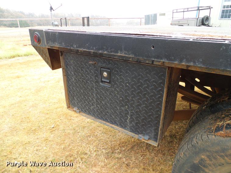 image for item AO9378 1999 Ford F350 Super Duty SuperCab flatbed pickup truck