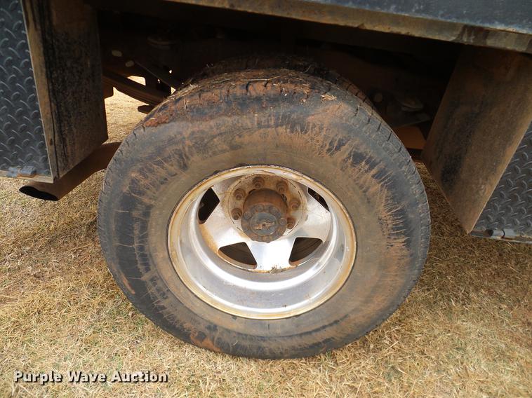 image for item AO9378 1999 Ford F350 Super Duty SuperCab flatbed pickup truck