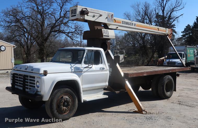 image for item DA0769 1979 Ford F800 flatbed truck with crane