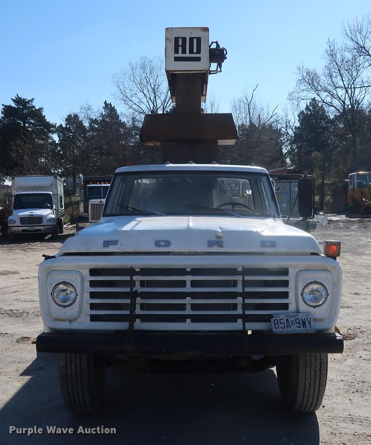 image for item DA0769 1979 Ford F800 flatbed truck with crane