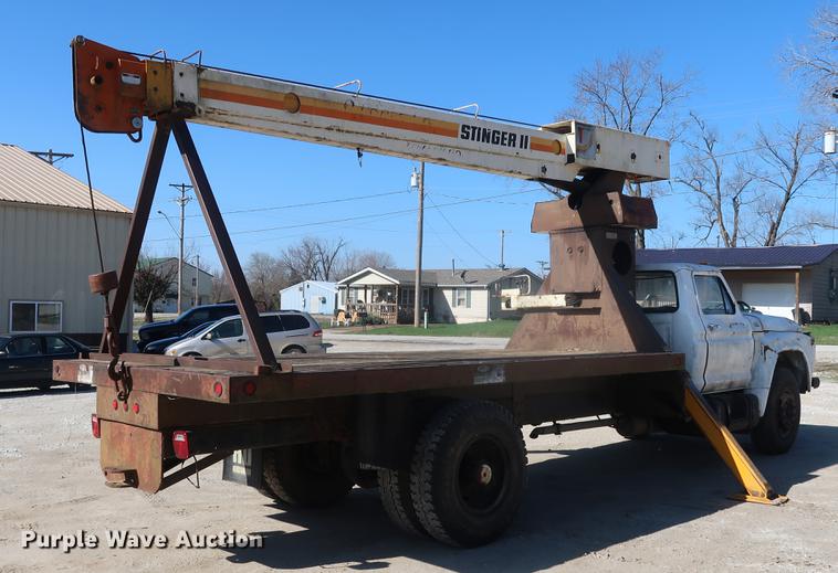 image for item DA0769 1979 Ford F800 flatbed truck with crane
