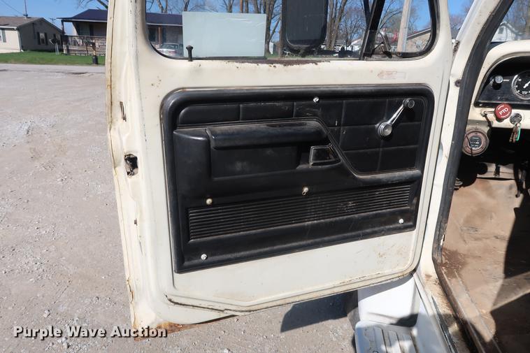 image for item DA0769 1979 Ford F800 flatbed truck with crane