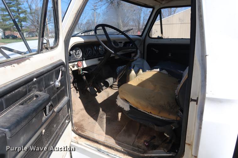 image for item DA0769 1979 Ford F800 flatbed truck with crane