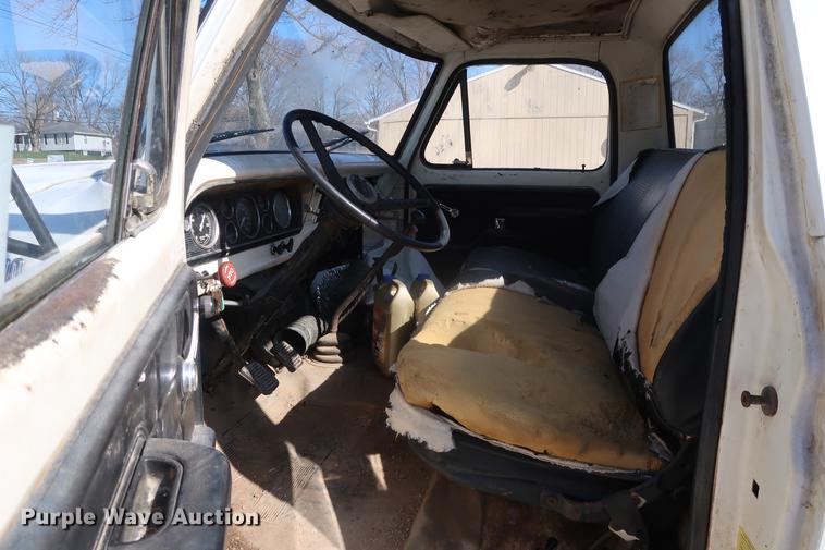 image for item DA0769 1979 Ford F800 flatbed truck with crane